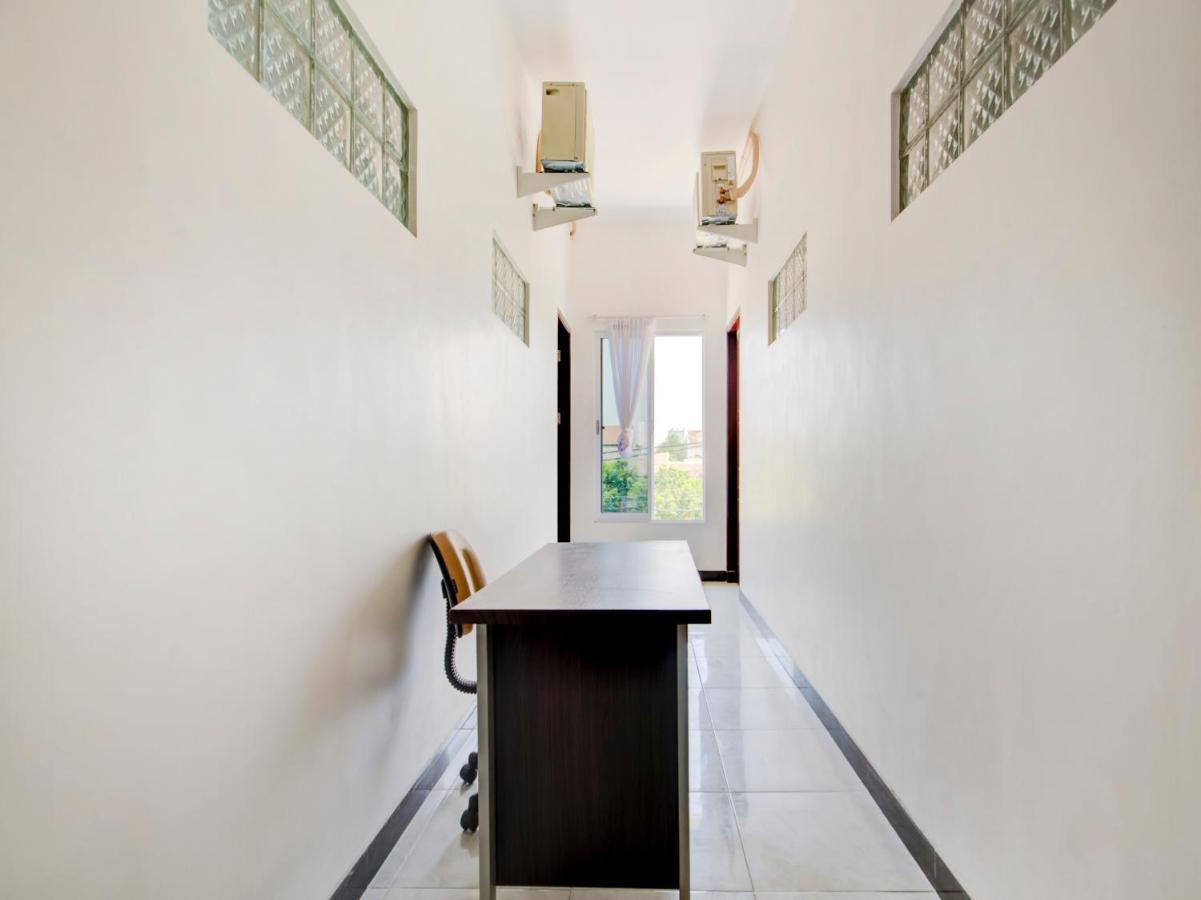 Oyo Life 3987 Kost Aditya Surabaia Exterior foto