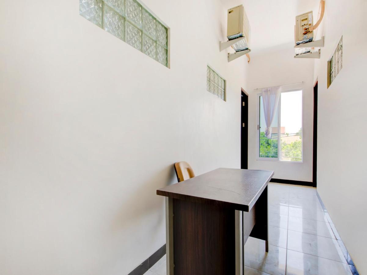 Oyo Life 3987 Kost Aditya Surabaia Exterior foto