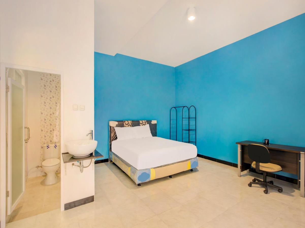 Oyo Life 3987 Kost Aditya Surabaia Exterior foto