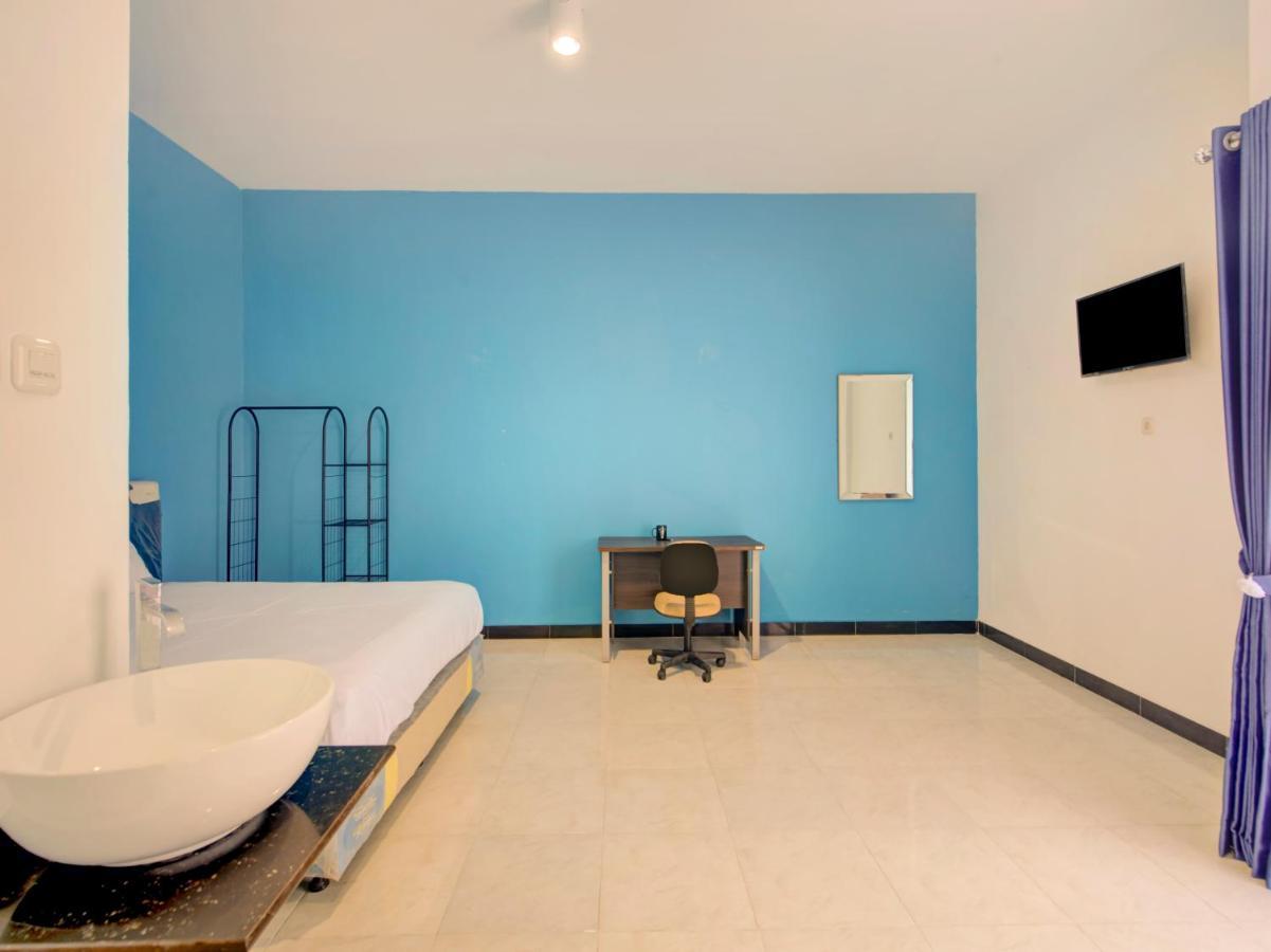 Oyo Life 3987 Kost Aditya Surabaia Exterior foto
